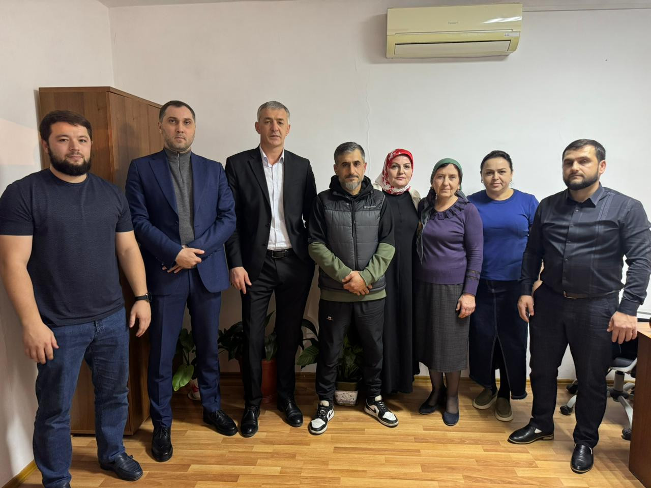 Работник управления социальной защиты населения Минтруда Дагестана в Кумторкалинском районе подписал контракт и отправился в зону проведения специальной военной операции.